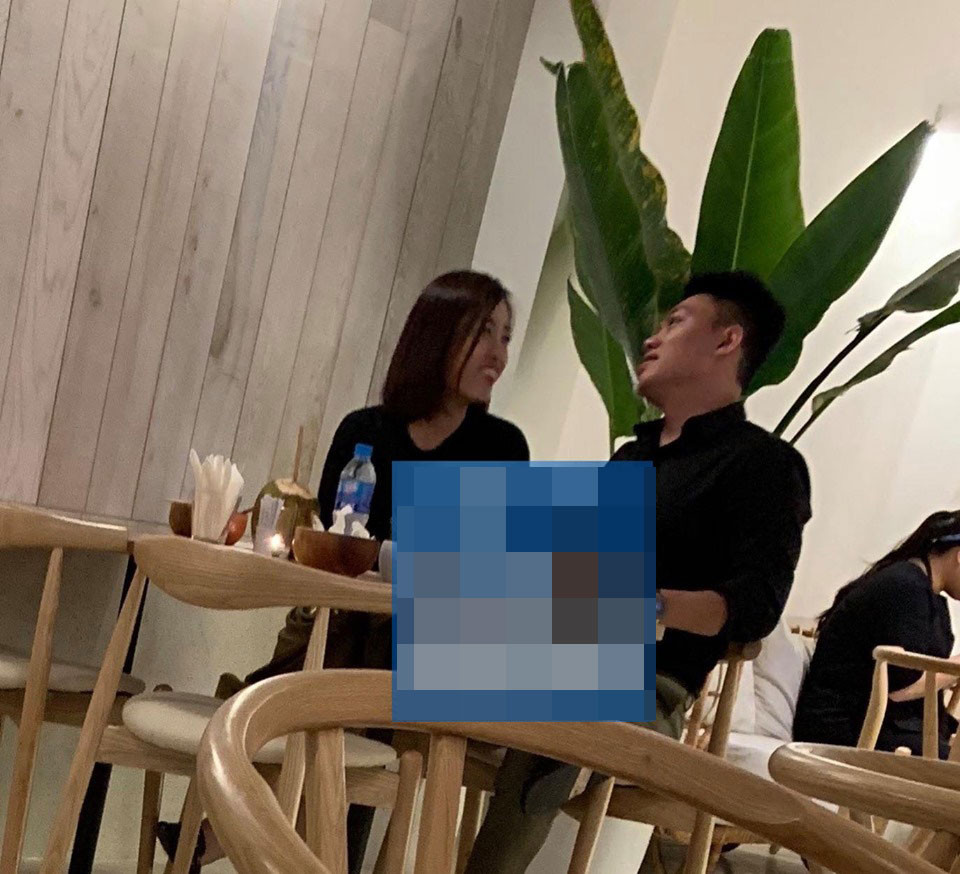 Lo anh Hoa hau Do My Linh duoc ban trai hon-Hinh-3