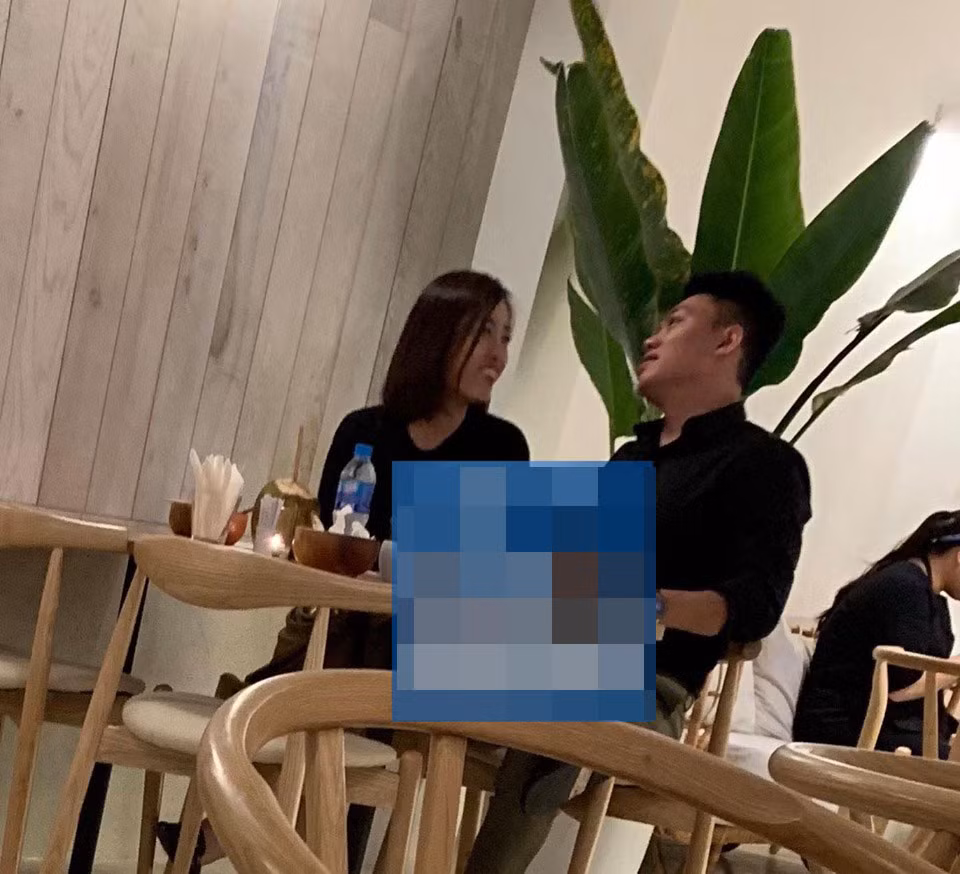 Lo anh Hoa hau Do My Linh duoc ban trai hon-Hinh-3