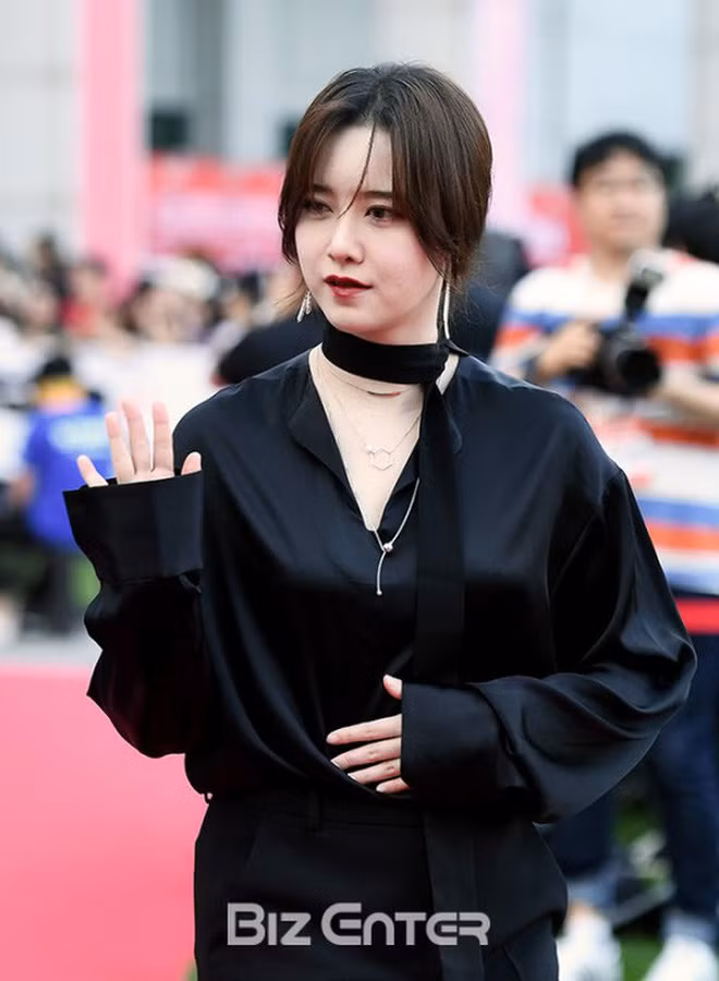 "Chúng tôi đã tình cờ đọc được tin tức về Goo Hye Sun và Ahn Jae Hyun muốn ly hôn. Chúng tôi đang xác minh lại với cặp đôi. Khi kiểm tra xong, chúng tôi sẽ đưa ra thông cáo chính thức", đại diện của HB Entertainment cho biết.