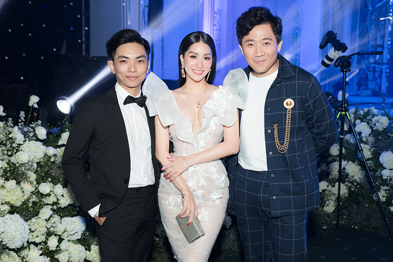 Vợ chồng Khánh Thi bên MC Trấn Thành trong đám cưới của con gái đại gia Minh Nhựa.