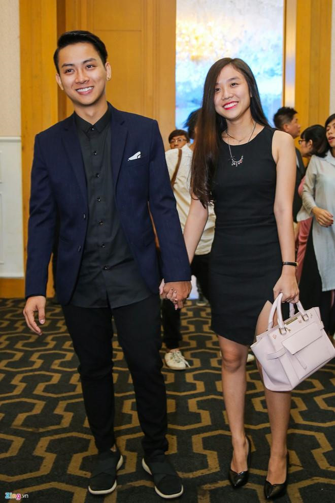 Hoài Lâm và bạn gái sinh năm 1996 tay trong tay ở nhiều sự kiện. Nam ca sĩ từng khẳng định với khán giả anh không bồng bột trong tình yêu. Cặp uyên ương dự định tổ chức hôn lễ vào đầu năm 2017, song không được gia đình hai bên chấp thuận cưới sớm.