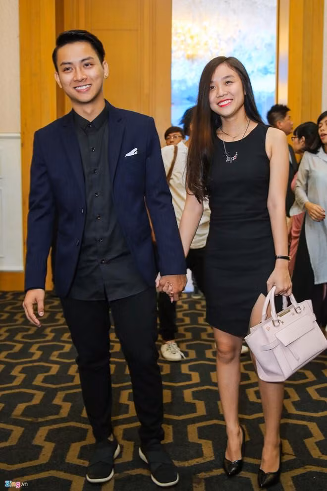 Hoài Lâm và bạn gái sinh năm 1996 tay trong tay ở nhiều sự kiện. Nam ca sĩ từng khẳng định với khán giả anh không bồng bột trong tình yêu. Cặp uyên ương dự định tổ chức hôn lễ vào đầu năm 2017, song không được gia đình hai bên chấp thuận cưới sớm.