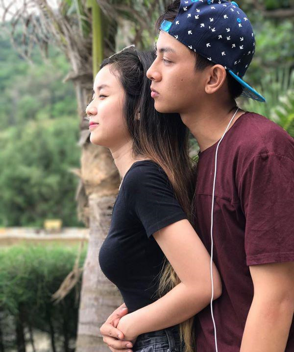 Theo lời kể của Hoài Lâm, anh cảm mến cô ngay từ cái nhìn đầu tiên và ấn tượng bởi nụ cười. “Anh yêu em không phải vì em đẹp hay em xinh, hai thứ đó em đều có. Mắt em bị cận không nhìn thấy xa được nên em rất hay bị dụ, cụ thể là anh dụ. Thứ hai, anh muốn cưới em không phải vì em đẹp đâu nhưng mà em xinh lắm, với anh, em xinh xắn muốn xỉu”, con nuôi Hoài Linh viết những lời có cánh cho bạn gái.