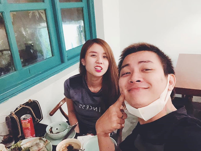 Ngày 27/8, Bảo Ngọc - Hoài Lâm kỷ niệm 8 năm ngày yêu. Cô chia sẻ khoảnh khắc đời thường hạnh phúc bên chồng, cùng dòng tâm sự: "Nếu như là 1 cặp đôi khác thì người ta sẽ ăn tối dưới ánh nến lãng mạn sang trọng, còn cặp bần như tụi mình thì vô ăn món Việt Nam, cơm cá kho tộ, canh chua các loại cùng nhau cười hô hố ha há và đi về ngủ". Nhiều bạn bè, khán giả gửi lời chúc mừng cặp uyên ương ở phần bình luận. Họ cũng bày tỏ sự ngưỡng mộ trước tình cảm gắn bó bền chặt của Hoài Lâm và bà xã.