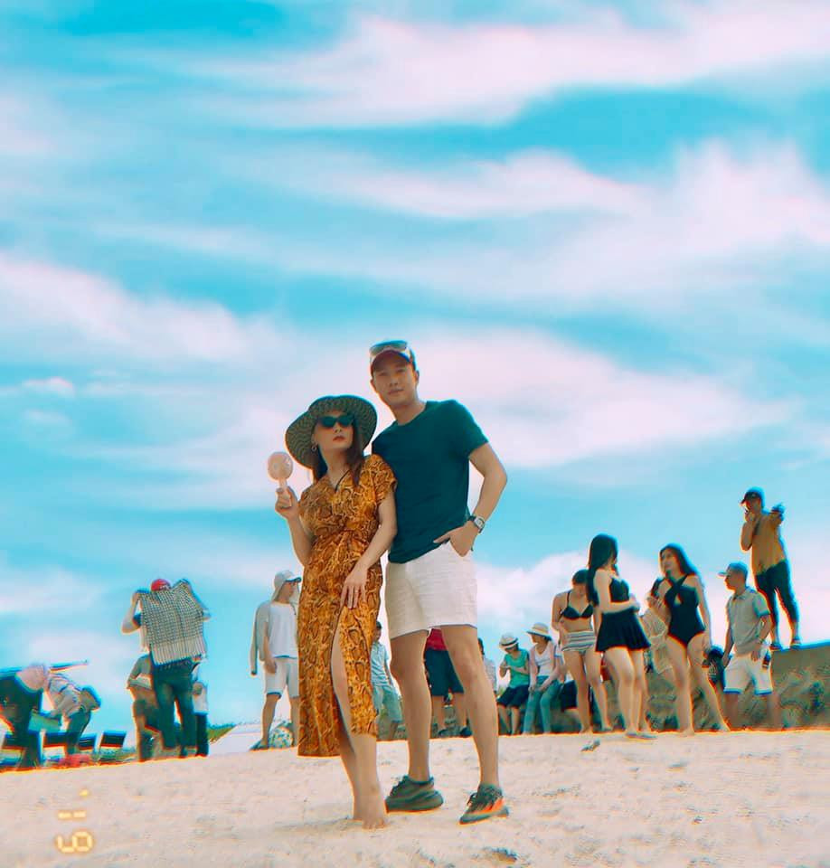 Quốc Trường và Bảo Thanh ở hậu trường phim "Về nhà đi con". Cô vợ lém lỉnh của Vũ ngoài đời nhiều lần khiến fan phì cười với màn đối đáp hài hước cùng chàng diễn viên điển trai.