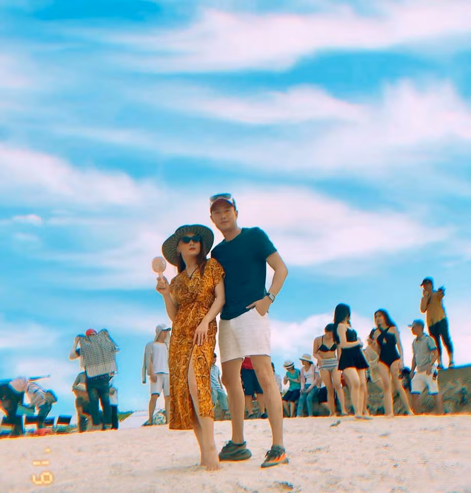 Quốc Trường và Bảo Thanh ở hậu trường phim "Về nhà đi con". Cô vợ lém lỉnh của Vũ ngoài đời nhiều lần khiến fan phì cười với màn đối đáp hài hước cùng chàng diễn viên điển trai.