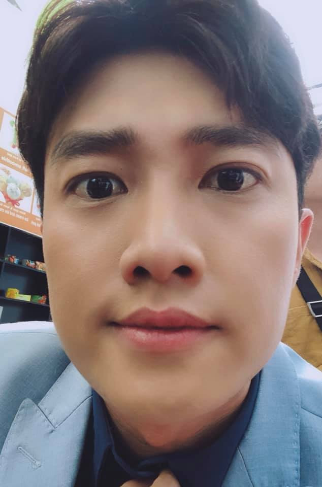 Trên mạng xã hội, Quốc Trường chăm chỉ tương tác cùng fan. Anh thể hiện sự lầy lội không ai bằng. "Post hình đẹp là thường, giờ post hình thấy gớm mới là trend nhé! Đôi lúc phải cho mọi người biết mình rất xấu", Quốc Trường đăng ảnh kèm chia sẻ.