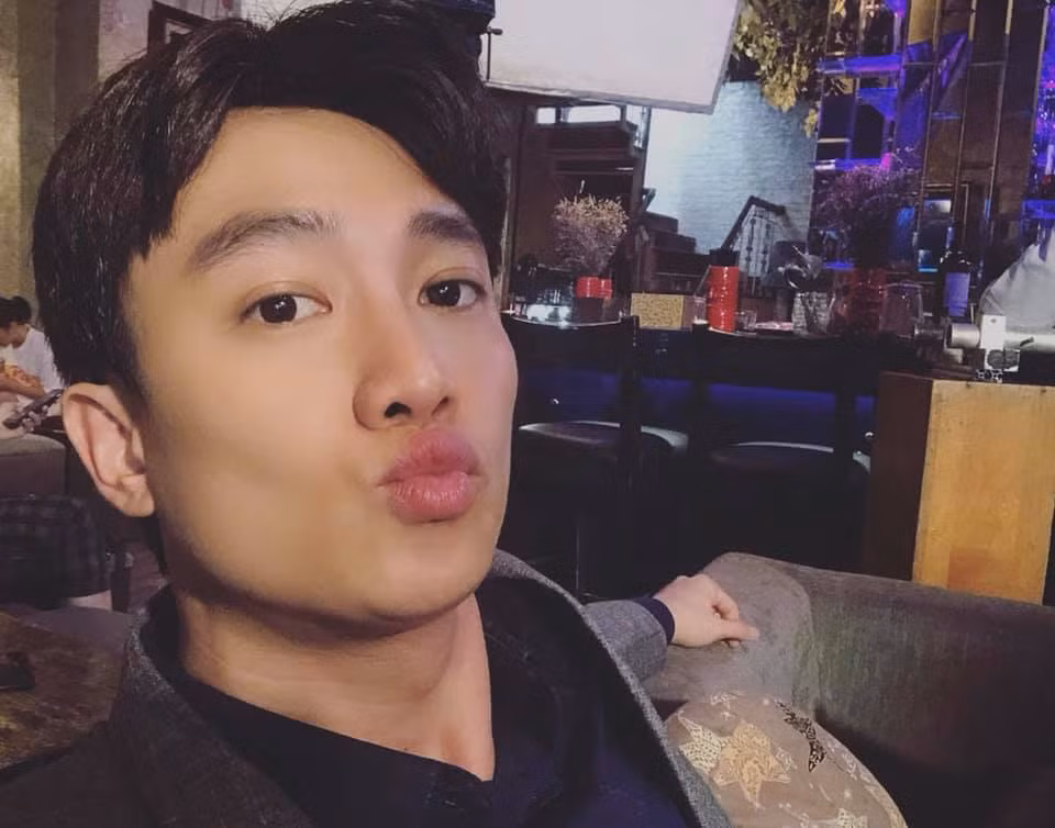 Diễn viên Quốc Trường chu môi tạo dáng đáng yêu. Anh được fan nữ tấm tắc khen ngày càng thả thính chuyên nghiệp.