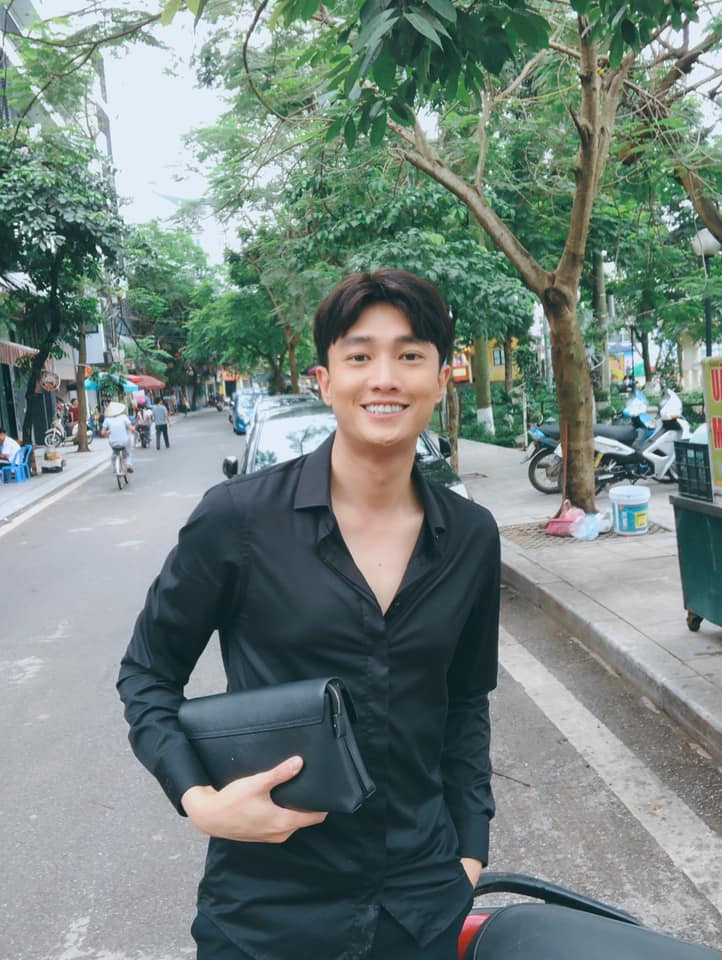 Nam diễn viên còn chọn các tình tiết đắt giá trong phim để "tếu" cùng fan. Anh chia sẻ: "Tôi không tin chàng trai áo đen bị hắt hủi. Trả 500 đô lại đây". Đáp lại lời Quốc Trường đòi Thư trả lại tiền, Thúy Ngân - đóng vai người tình của Quốc Trường trong "Gạo nếp gạo tẻ" cũng đòi anh chàng trả lại sổ đỏ căn nhà mà anh lừa tình chiếm đoạt trong phim.