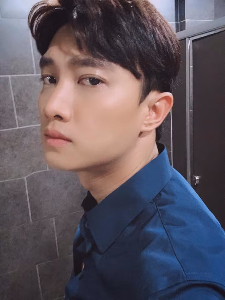 Khi Quốc Trường mải mê thả thính trong nhà vệ sinh thì Bảo Thanh hài hước bóc mẽ: "Khiếp, mùi lắm ra ngoài đi. Cả đoàn đang chờ quay".