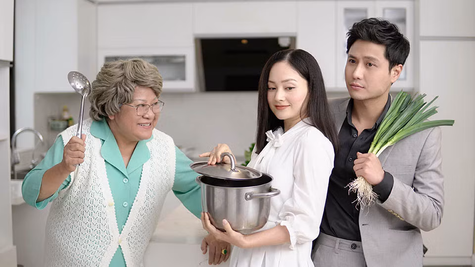 Lan Phuong nude thay do tren dinh Fansipan luc troi 5 do