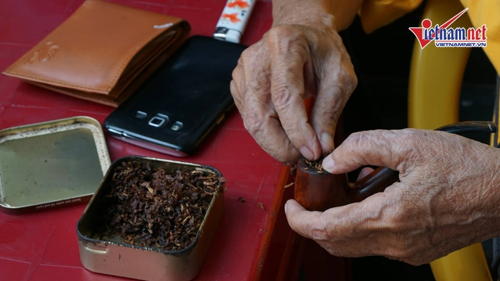 Mạc Can có thói quen hút thuốc bằng tẩu. Một vài người có khuyên ông nên hạn chế hút thuốc vì tuổi đã cao.