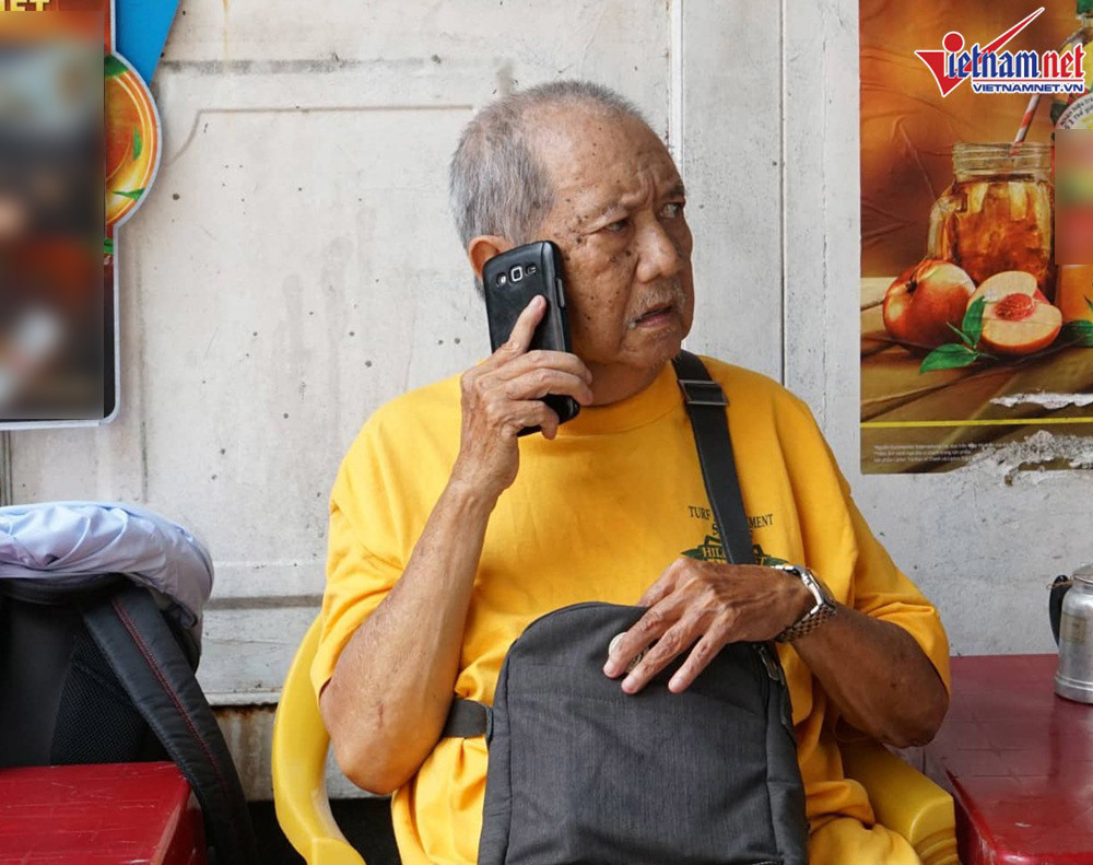 Trong lúc trò chuyện, người hâm mộ, bạn bè và đồng nghiệp đã gọi điện hỏi thăm tình hình sức khỏe của ông.