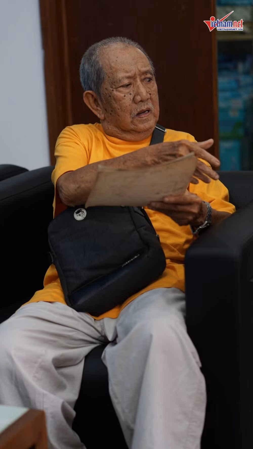 Sau đó, ông tiếp tục di chuyển đến một nhà xuất bản để gửi những hình ảnh thời trẻ của mình nhằm in ra thành sách.