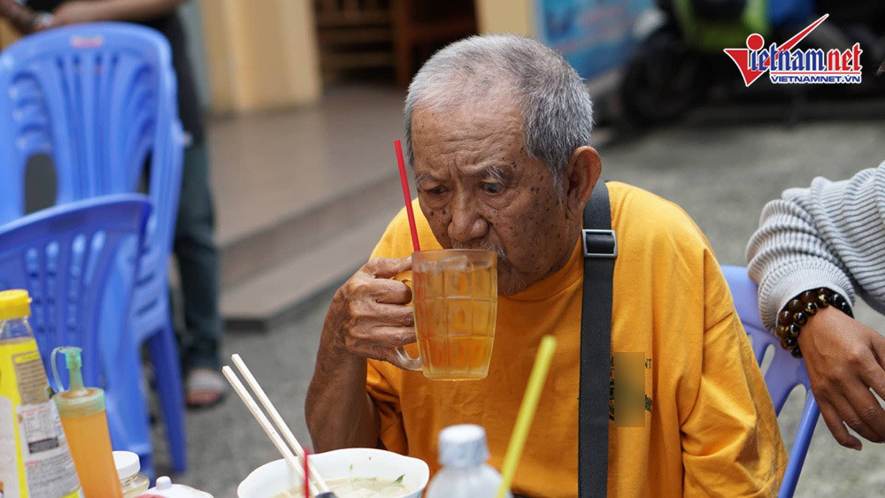 Trước khi nghệ sĩ Mạc Can xuất viện, bác sĩ đã căn dặn nam diễn viên phải ăn uống đúng giờ, nhưng không nên ăn quá no. Tuy gọi một tô hủ tiếu, nhưng ông chỉ ăn được 1/3 và uống một ngụm trà đá.