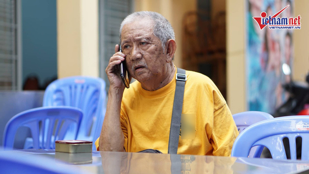 Rời sân khấu kịch 5B, nghệ sĩ Mạc Can đã ghé qua một quán hủ tiếu để ăn sáng.