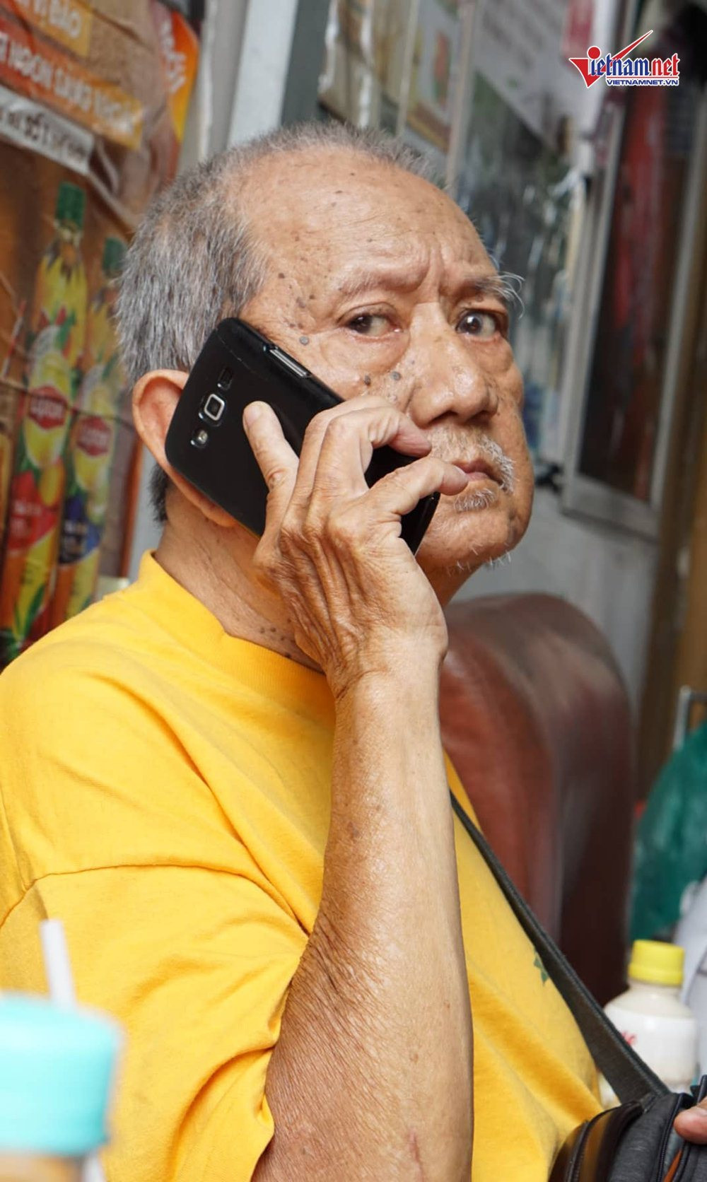 Mỗi lần điện thoại đổ chuông, ông liền hài hước nói với mọi người xung quanh: “Có ai kêu tôi nè”, rồi chậm rãi lấy điện thoại ra, dù động tác chậm nhưng vẫn rất thành thạo.