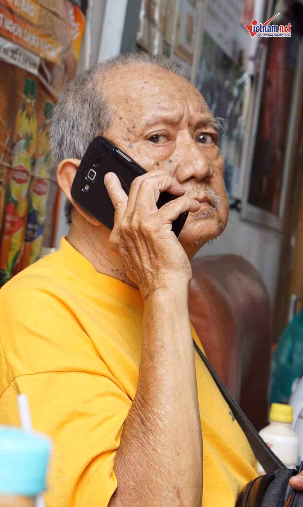 Mỗi lần điện thoại đổ chuông, ông liền hài hước nói với mọi người xung quanh: “Có ai kêu tôi nè”, rồi chậm rãi lấy điện thoại ra, dù động tác chậm nhưng vẫn rất thành thạo.