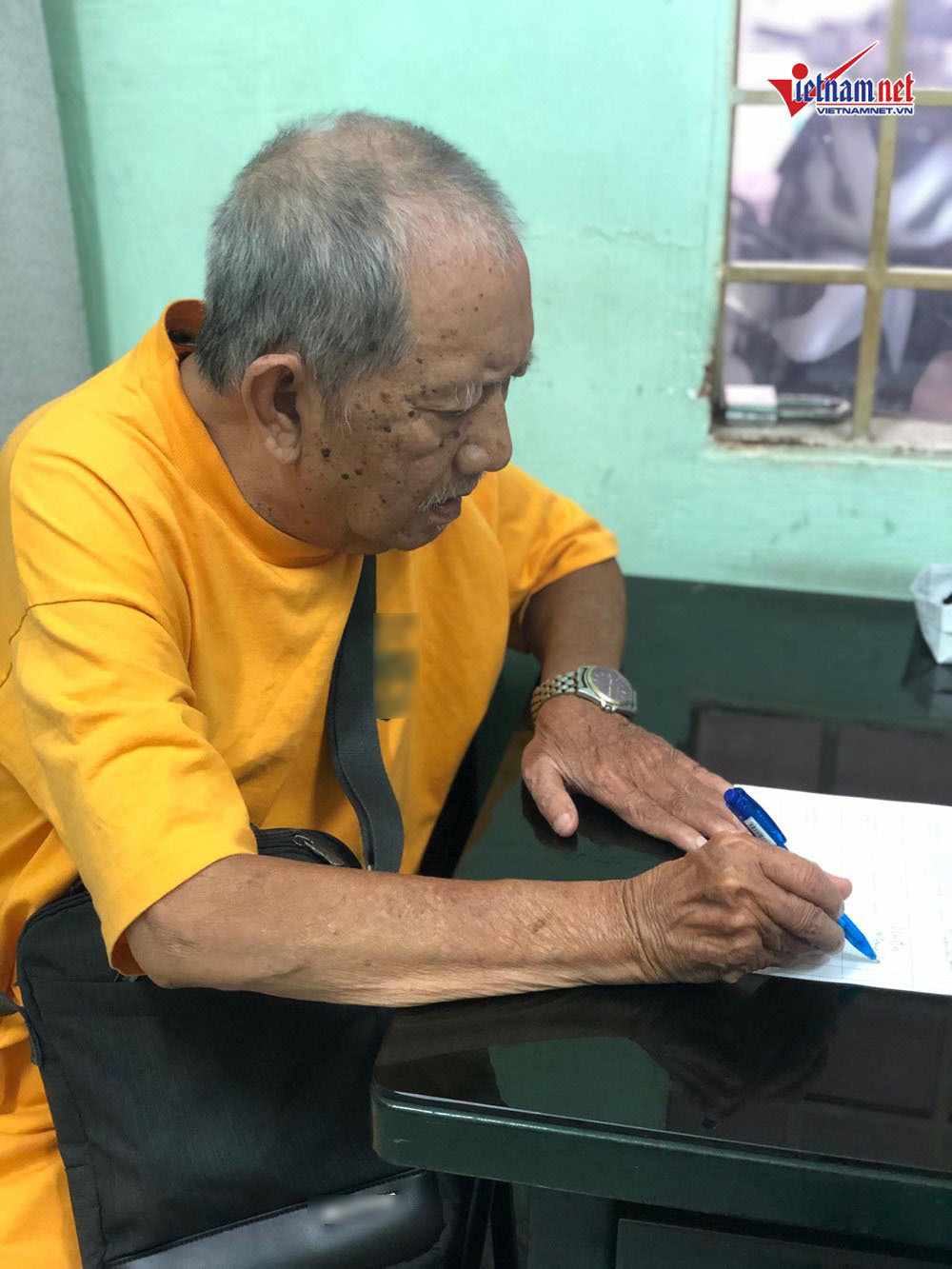 Tại sân khấu kịch 5B, nam diễn viên nhận 2,6 triệu tiền trợ cấp. Đây là số tiền mà hàng tháng, hội sân khấu dành cho những nghệ sĩ lớn tuổi có hoàn cảnh khó khăn. Một vài người bạn bên sân khấu cũng tới hỏi thăm sức khoẻ của ông.