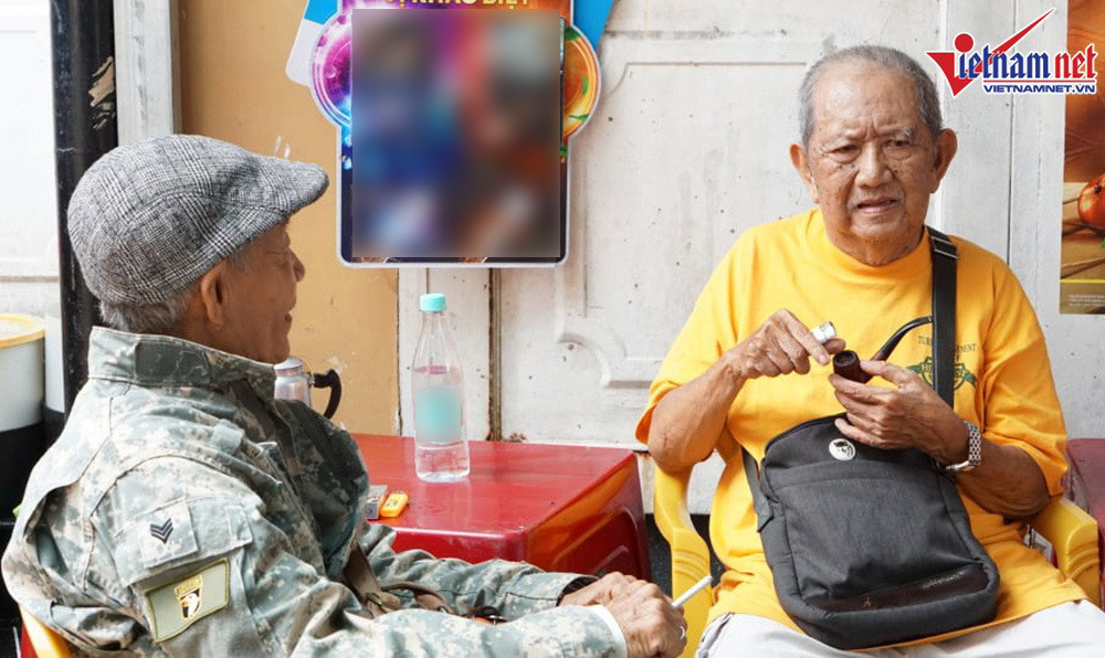 Xong công việc, Mạc Can tiếp tục ghé một quán nước bình dân để ngồi trò chuyện cùng bạn bè của mình.