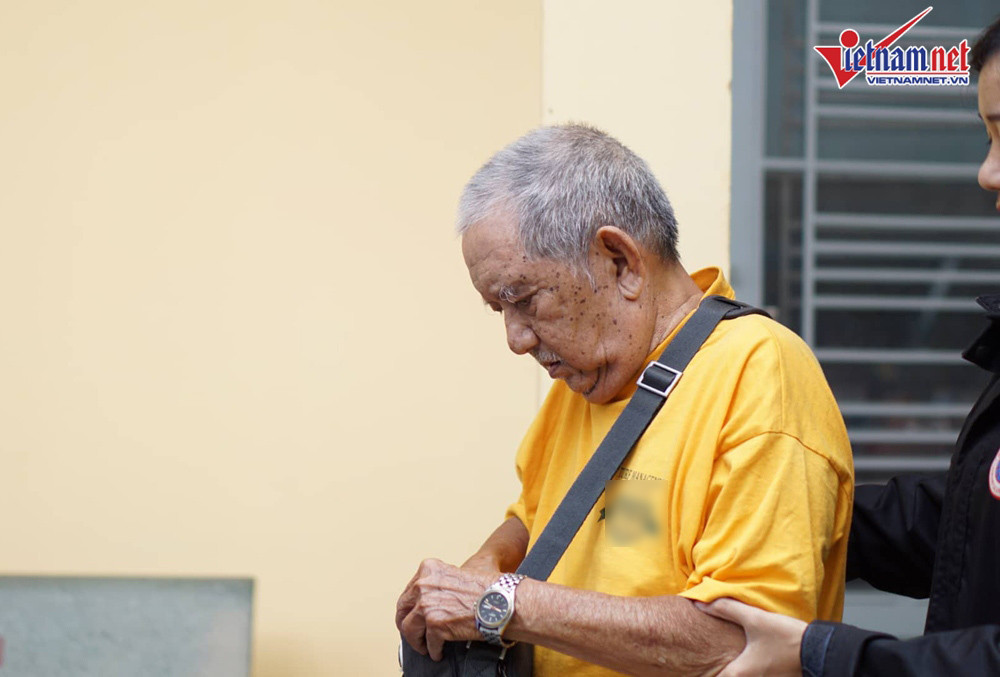 Khi di chuyển, nghệ sĩ Mạc Can vẫn cần người khác dìu mình. Dù sức khỏe chưa hồi phục hoàn toàn nhưng ông vẫn tươi cười, luôn lạc quan và hóm hỉnh nói: "Tôi còn đi tập tạ được mà".