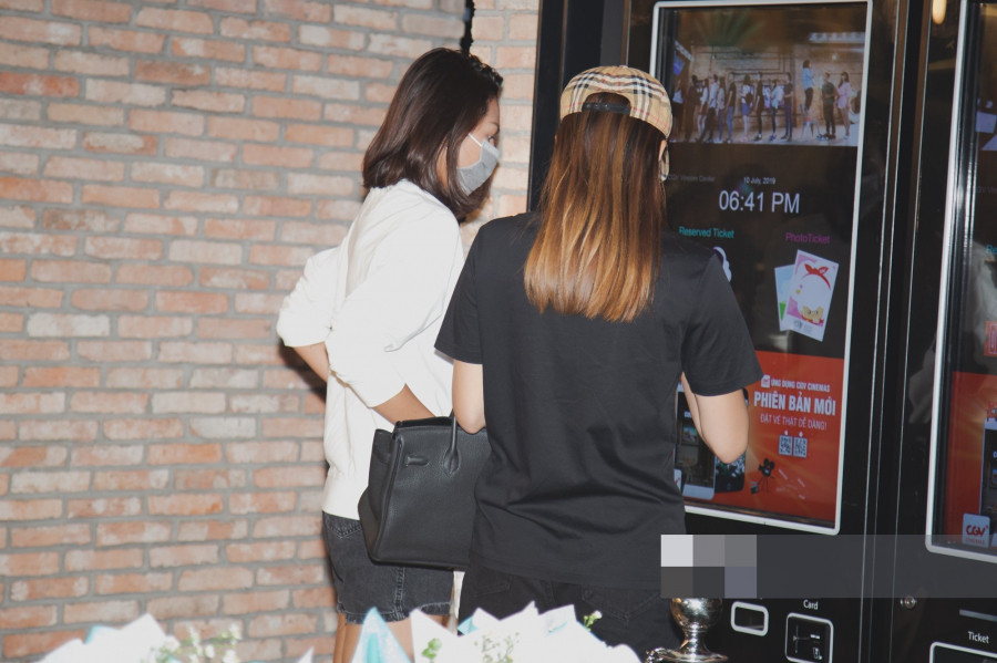 Lộ ảnh Kỳ Duyên - Minh Triệu bịt khẩu trang kín mít đi xem phim - Hình 2 Lo anh Ky Duyen - Minh Trieu bit khau trang kin mit di xem phim-Hinh-2