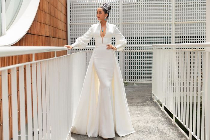 Chỉ trong vòng hai ngày, H'Hen niê đã bị dính phốt tới hai chiếc váy. Trước đó một ngày, bộ cánh trắng diện trong ngày sơ tuyển Hoa hậu Hoàn vũ Việt Nam 2019 cũng bị cho là hàng nhái.