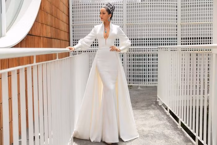 Chỉ trong vòng hai ngày, H'Hen niê đã bị dính phốt tới hai chiếc váy. Trước đó một ngày, bộ cánh trắng diện trong ngày sơ tuyển Hoa hậu Hoàn vũ Việt Nam 2019 cũng bị cho là hàng nhái.