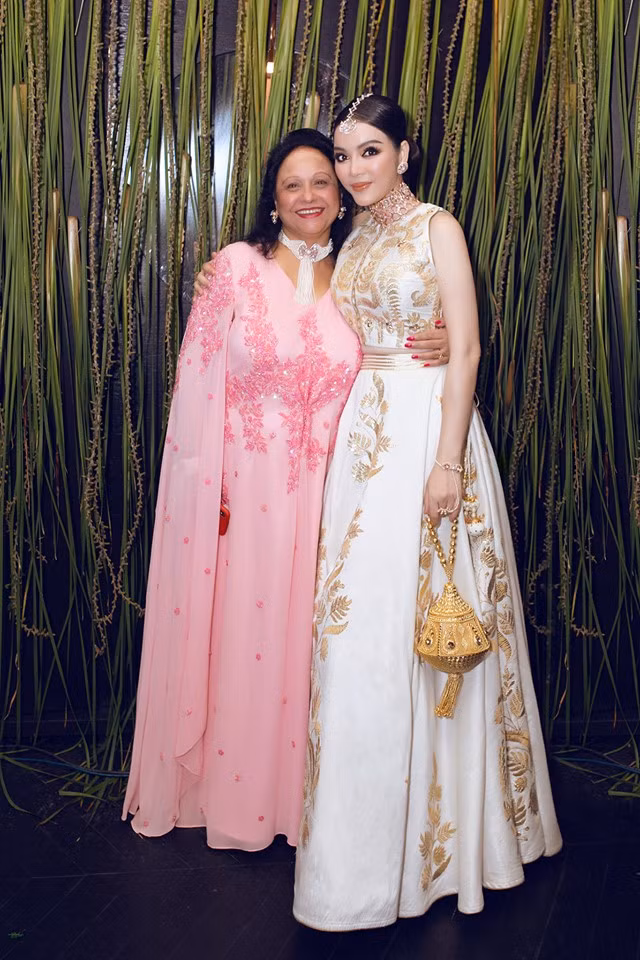 Tham dự tiệc sinh nhật xa xỉ này, nữ diễn viên "Mùa hè lạnh" được gia đình tỷ phú Ấn Độ thết đãi như người nhà.