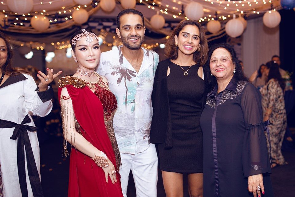  Lý Nhã Kỳ bên mẹ nuôi và vợ chồng con trai út của bà. Đây cũng là cặp đôi vừa làm đám cưới ở Phú Quốc.