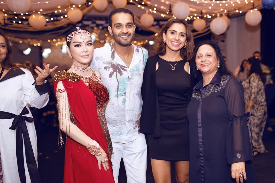  Lý Nhã Kỳ bên mẹ nuôi và vợ chồng con trai út của bà. Đây cũng là cặp đôi vừa làm đám cưới ở Phú Quốc.