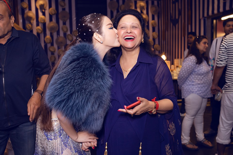 Cô cũng dành tình cảm đặc biệt cho bố mẹ nuôi giàu có nức tiếng.