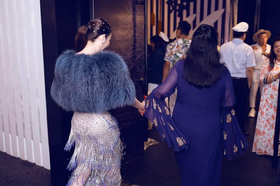 Lý Nhã Kỳ được mẹ nuôi cầm tay trìu mến.