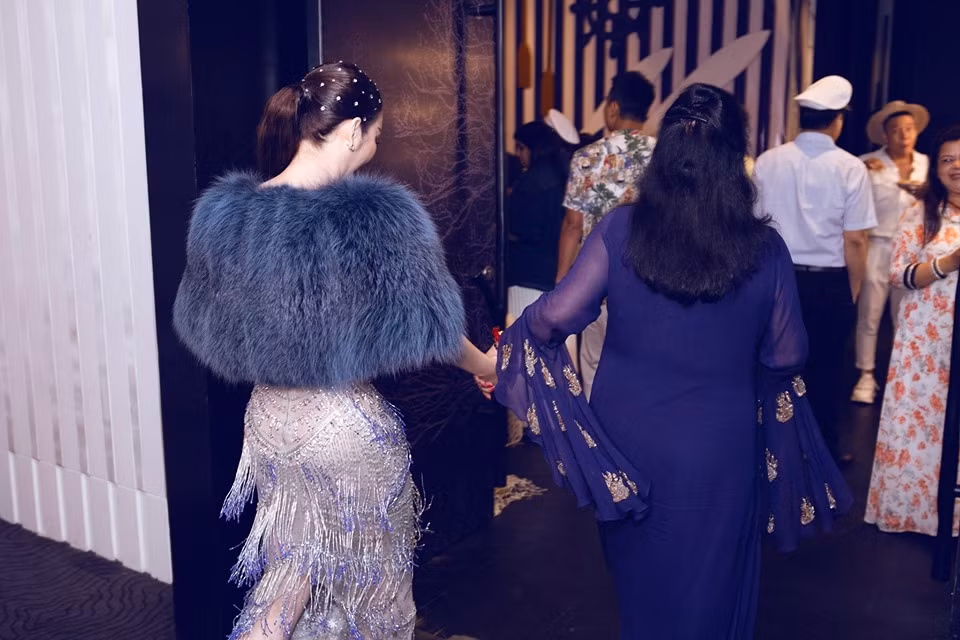 Lý Nhã Kỳ được mẹ nuôi cầm tay trìu mến.