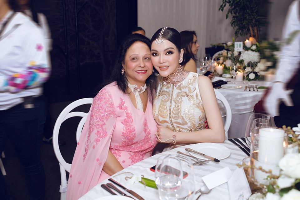 Cô được gia đình ngài tỷ phú chăm sóc chu đáo, chuẩn bị trang phục, trang sức xuất hiện trong đêm tiệc.