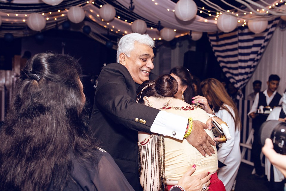 Lý Nhã Kỳ chia sẻ bố mẹ nuôi mời rất nhiều đầu bếp nổi tiếng trên thế giới về để thay đổi khẩu vị cho thực khách tham dự sinh nhật của mình. Ngoài những món mang đậm chất Ấn, Âu, Á, đích thân gia đình tỷ phú còn yêu cầu đầu bếp người Singapore có 18 năm kinh nghiệm trong các khách sạn 5 sao ở châu Á nấu riêng món Việt cho Lý Nhã Kỳ và ê-kíp.