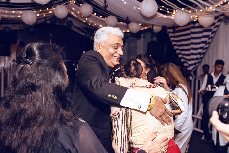 Lý Nhã Kỳ chia sẻ bố mẹ nuôi mời rất nhiều đầu bếp nổi tiếng trên thế giới về để thay đổi khẩu vị cho thực khách tham dự sinh nhật của mình. Ngoài những món mang đậm chất Ấn, Âu, Á, đích thân gia đình tỷ phú còn yêu cầu đầu bếp người Singapore có 18 năm kinh nghiệm trong các khách sạn 5 sao ở châu Á nấu riêng món Việt cho Lý Nhã Kỳ và ê-kíp.