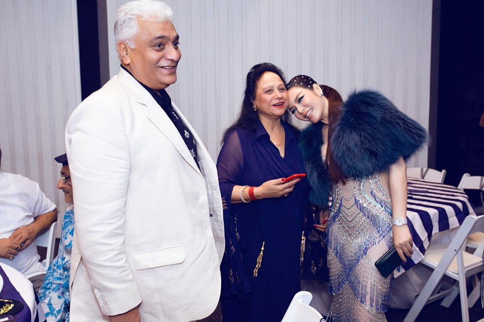 Được biết, tỷ phú Nitin Shah là người có địa vị trong giới thượng lưu tại Mumbai (Ấn Độ). Vị tỷ phú này đã bao trọn resort năm sao cao cấp bậc nhất Ấn Độ là Le Meridien nằm trên ngọn núi tại vùng Mahabaleshwar, phía Nam Mumbai với chi phí lên đến vài triệu USD cho một tuần diễn ra tiệc sinh nhật của ông.