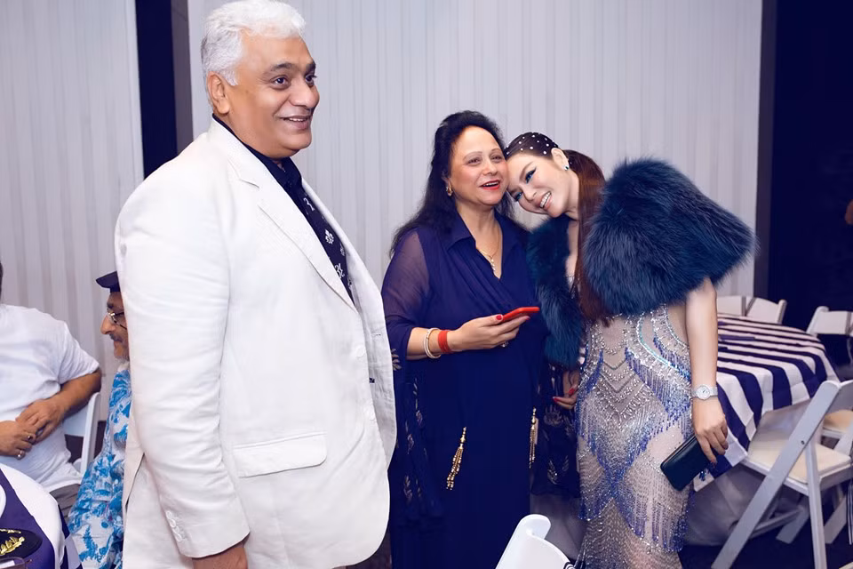 Được biết, tỷ phú Nitin Shah là người có địa vị trong giới thượng lưu tại Mumbai (Ấn Độ). Vị tỷ phú này đã bao trọn resort năm sao cao cấp bậc nhất Ấn Độ là Le Meridien nằm trên ngọn núi tại vùng Mahabaleshwar, phía Nam Mumbai với chi phí lên đến vài triệu USD cho một tuần diễn ra tiệc sinh nhật của ông.