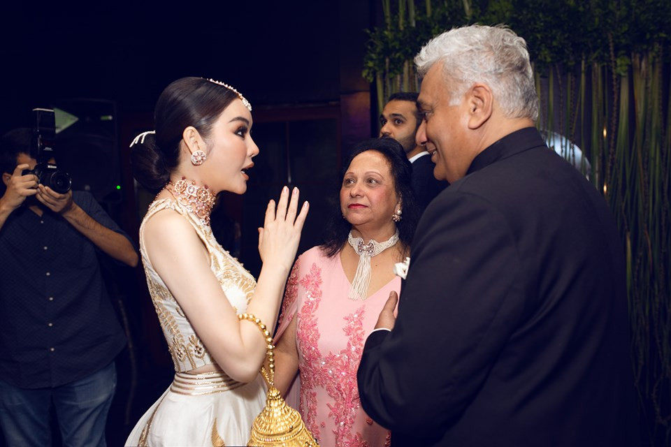 Đặc biệt, trong dịp này Lý Nhã Kỳ được vợ chồng tỷ phú Ấn Độ nhận làm con nuôi.