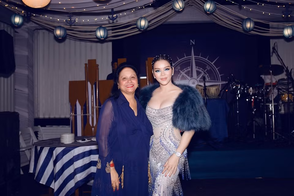 Lý Nhã Kỳ thu hút sự chú ý của các vị khách mời, thậm chí nhiều người nhầm tưởng cô là thành viên ruột thịt của gia đình vị tỷ phú.