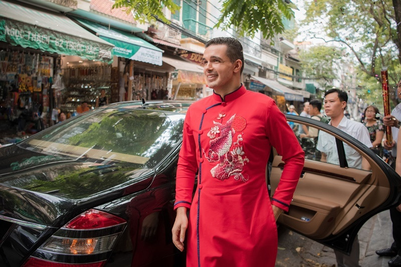 Khoảng 10h30, chú rể Marcin cùng bố mẹ từ Ba Lan sang đã có mặt tại nhà cô dâu Phương Mai. Đây cũng là lần đầu, hai gia đình thông gia gặp mặt.