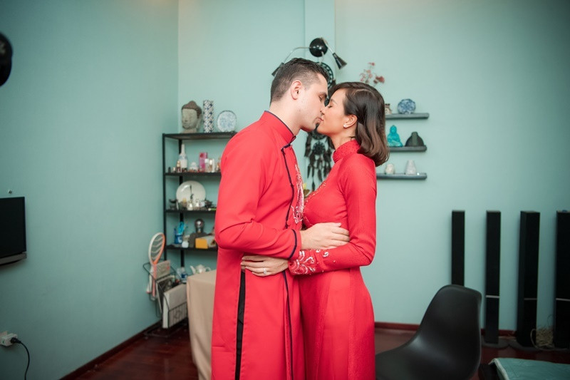 MC Phương Mai tình cảm ôm hôn chồng Tây trước sự chứng kiến của người thân, bạn bè. Ông xã Phương Mai tên Marcin, sinh năm 1985, làm việc trong ngành tư vấn tài chính.