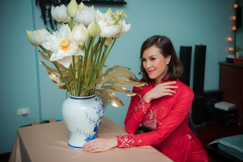 Thay vì vẻ sexy quen thuộc, Phương Mai cho thấy một hình ảnh dịu dàng, nữ tính hiếm thấy khi sắp về nhà chồng.