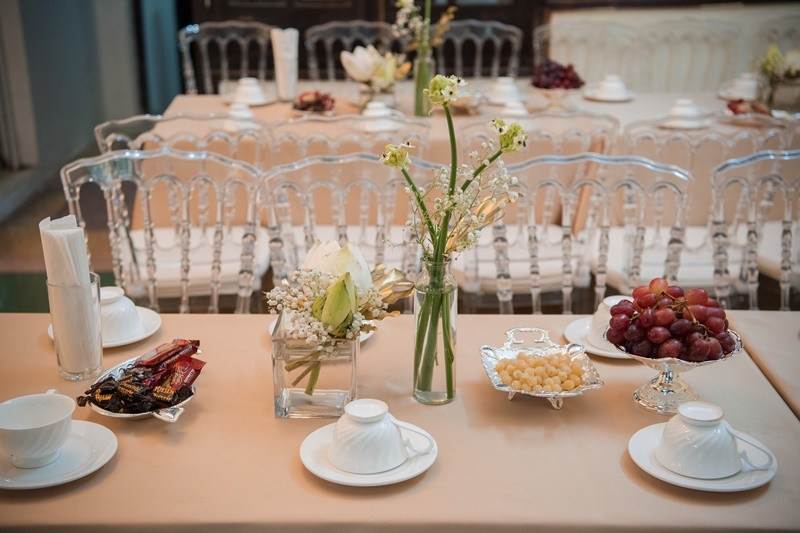 Không gian lễ ăn hỏi của Phương Mai được trang trí trang trọng nhưng không kém phần ấm cúng với gam màu vàng và hoa sen là chủ đạo.