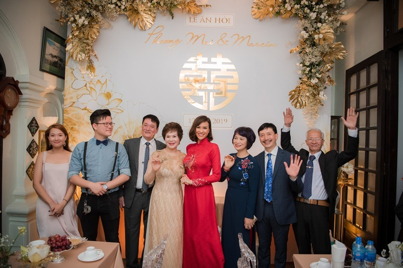 Phương Mai diện áo dài đỏ rạng rỡ tranh thủ chụp ảnh chung cùng người thân, bạn bè trong khi chờ chú rể tới đón.