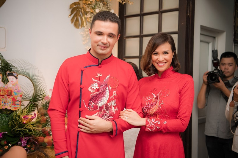 Cả hai quen nhau tại Việt Nam và gắn bó khoảng một năm trước khi quyết định về chung một nhà.