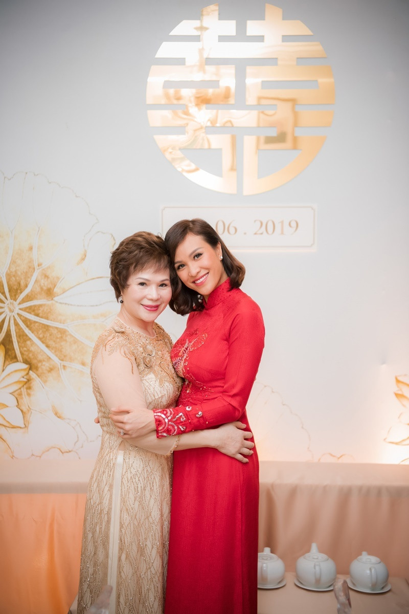 Phương Mai chụp ảnh cùng mẹ trước giờ G.