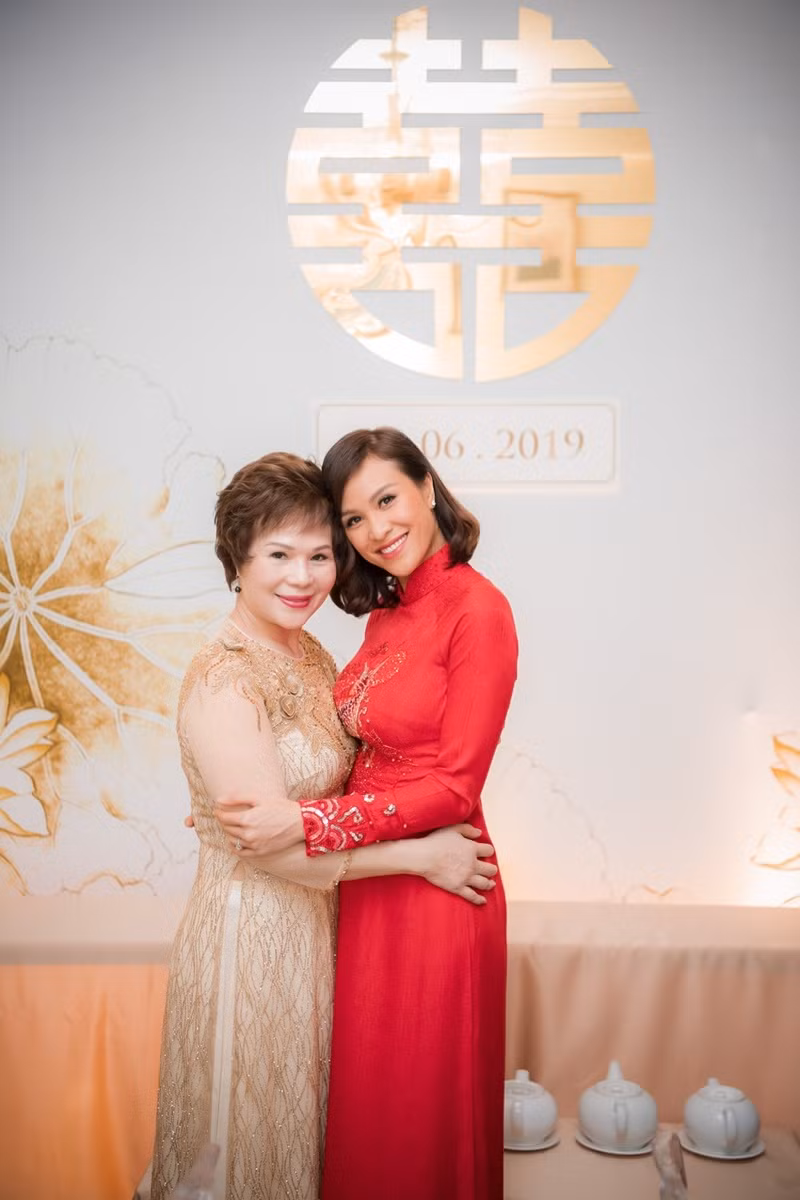 Phương Mai chụp ảnh cùng mẹ trước giờ G.