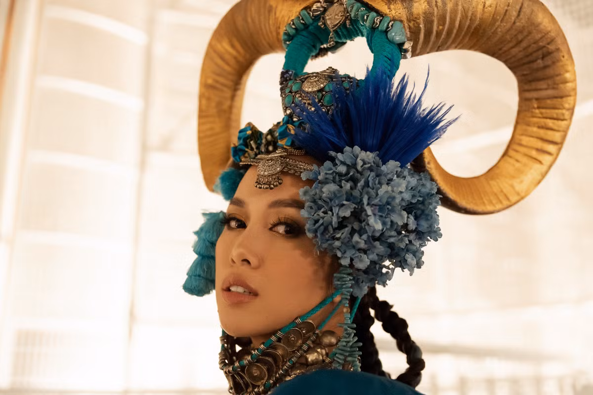 Nữ diễn viên cho biết cô diện trang phục của NTK Frederick Lee, lấy cảm hứng từ cung Kim Ngưu. Đây là cũng tháng sinh của Vũ Ngọc Anh.